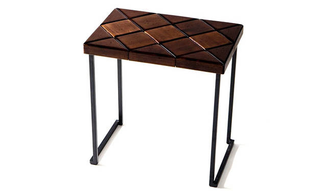 <strong>OGATA｜オガタ</strong>　｢SOFT WOODEN CUSHION STOOL（ソフトウッドゥン クッション スツール）｣　視覚的に“堅い”と固定観念をもつ木に「沈む」特性をくわえ、固定概念を払拭させる“驚き”をもあたえる。固いのに柔らかさ表現し、また座り心地と楽しさをも両立させた。WOODEN CUSHIONシリーズもOGATAの代表作のひとつ。