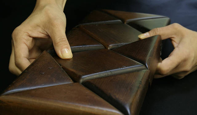 <strong>OGATA｜オガタ</strong>　OGATAならではの精密で独創的な木のクッション