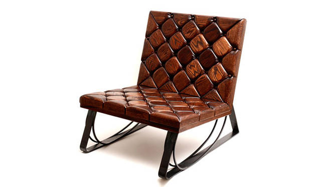 <strong>OGATA｜オガタ</strong>　｢WOODEN CUSHION SOFA（ウッドゥン クッション ソファ）｣　革製のパッチワーククッションを皺（シワ）まで木でリアルに表現。このタイプも沈む機能があり、その名のとおりソフトな座り心地を実現。ニューヨーカーに大人気のモデル。