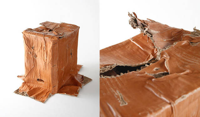 <strong>OGATA｜オガタ</strong>　「BOX STOOL（ボックススツール）」　段ボールをすべて革で模写したスツール。2009年フランスのメゾン・エ・オブジェの「トレンド」に選ばれる。“資源問題が世情化する昨今、資源が枯れればこのような革の段ボールもでき、使い捨てもなくなるのでは？”というアイロニーなメッセージもふくまれている。BOXシリーズは日本人ならではの巧妙なつくりと、汎用性もあるマテリアルデザインをつくったことでも評価が高い。中身はプライウッドと鉄で構造されており、革の部分はカバーとなっている。安定感は十分あるが、いざ座るとなると“潰れそう”な錯覚を感じるようだ。
