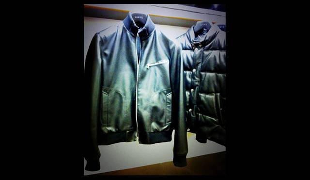 <strong>特集｜OPENERSエディターズの個人的ウィッシュリスト</strong>　List 01：ラグジュアリーファッション<br /><br /> <strong>なんと、リバーシブル！</strong><br />クリエイティブディレクターのスチュアート・ヴィヴァースさんにインタビューしたとき、レザーウェアを紹介されてそのクオリティに驚きました。写真の左側のがほしーぃ！　ロモで撮影しているから色が緑がかってますが黒です。で、コレ、なんとリバーシブル。裏面はナイロンでこれまたオサレ！　とにかく革がスゴイんです。いわゆる“ロエベナパ”と呼ばれる極上のもの。子羊一頭の革の5パーセントしかないいい部分のみを使い、1着つくるのに何頭もの革をつなぎ合わせた極上のレザーです！　（細村剛太郎）<br /><br /><strong>LOEWE｜ロエベ</strong>　Lether Icons Collection　Reversible Bomber Jacket　44万1000円（ロエベカスタマーインフォメーションサービス Tel. 03-6215-6116）