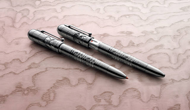 <strong>特集｜OPENERSエディターズの個人的ウィッシュリスト</strong>　List 01：ラグジュアリーファッション<br /><br /><strong>ガチャリと弾倉を回して……</strong><br />ダンヒルのプロダクトはいつだってユニークだ。このペンも然り。リボルバー、すなわち回転式拳銃から着想を得ており、キャップ部分を引くと軸に弾倉のような溝が！　溝には黒丸、赤丸、中抜きの丸印が刻まれ（印はそれぞれ黒ペン、赤ペン、シャーペンね）、キャップを回転してセレクトすればペン先が出てくるというものだ。ブラスとクリアレジンで構成されたホディは、かつてロンドンにあった鉄骨とガラスの建造物、クリスタル・パレスにインスパイアされたデザイン。美しすぎ。持ち重りする感じもまた拳銃っぽくてよろしい。　（加瀬友重）<br /><br /><strong>dunhill｜ダンヒル</strong>　リボレット　17万8500円（ダンヒル／リシュモン F&A ジャパン Tel.03-4335-1755）