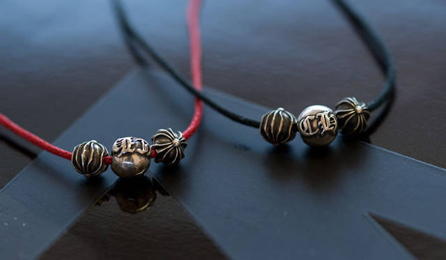 <strong>特集｜OPENERSエディターズの個人的ウィッシュリスト</strong>　List 01：ラグジュアリーファッション<br /><br /><strong>“希望の光”を求めて神戸へ。そして、あたらしい店へ</strong><br />12月3日、関西地区では大阪店につづいて2店舗めとなる『CHROME HEARTS KOBE/クロムハーツ コウベ』が、大丸百貨店の跡地“BLOCK 30”にオープンした。写真は、オープ ン記念ネックレスで、グルグル巻いてブレスレットとしても使えるのがうれしい。12日に終了したルミナリエの今年のテーマは、「Luci di speranza（希望の光）」。みごと復興した神戸に、明るい光を求めてこれをして旅したい。　（梶井 誠） 写真＝原恵美子<br /><br /><strong>CHROME HEARTS｜クロムハーツ</strong>　『CHROME HEARTS KOBE』オープン記念ネックレス　各1万8900円（クロムハーツ コウベ Tel. 078-335-0739）