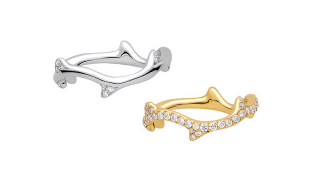 <strong>特集｜OPENERSエディターズの個人的ウィッシュリスト</strong>　List 01：ラグジュアリーファッション<br /><br /><strong>バラのトゲに隠された、ダイヤモンドへの夢</strong><br />アーティスティック・ディレクター ヴィクトワール・ドゥ・カステラーヌによるバラのトゲをモチーフにしたディオール ファイン ジュエリー「ボワ ドゥ ローズ」。やはりダイヤモンドの輝きは女性に特別な魔法をかけるもの。しかし多くはシンプルなサークル、または立て爪タイプのコンサバティブなイメージ。フェミニンな華奢なデザインもトレンドだが、いずれにせよ、そのロマンティックに過ぎる存在感に気おくれしてしまう。そんなコンサバにもフェミニンにもなり切れない女性に贈るなら、この「ボワ ドゥ ローズ」がお薦め。ほどよいアクの強さをもちながら、主張しすぎない控えめでシンプルなデザイン。女性なら誰もが夢見るダイヤモンドの輝きをさりげなく纏うことができる。　（藤田 繭）<br /><br /><strong>DIOR FINE JEWELRY｜ディオール ファイン ジュエリー</strong>　左から「ボワ ドゥ ローズ」リング（フルパヴェ）　21万円[WG×ダイヤモンド]、47万7750円[YG×ダイヤモンド]（ディオール ファイン ジュエリー／クリスチャン ディオール Tel. 03-3263-2266）