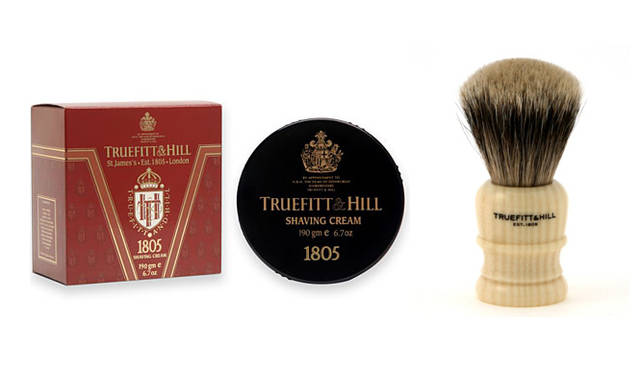 <strong>特集｜OPENERSエディターズの個人的ウィッシュリスト</strong>　List 01：ラグジュアリーファッション<br /><br /><strong>100年以上の長きにわたりダンディたちに愛される名品</strong><br />世界最古の理髪店といわれる『トゥルフィット＆ヒル』謹製のシェービングクリームとブラシ。本格的なウェットシェービングというとむずかしそうだけれど、コツさえつかめば簡単に濃厚な泡がたつ。この泡がヒゲをやわらかくしてくれるのはもちろん、肌とヒゲとの隙間に入り込むことで肌へのダメージを防いでくれる。上質なシェービングブラシは、きれいにクリームを泡立てられるうえに、ヒゲを起こし、シェービングの邪魔になる毛穴の汚れや余分な角質も除去できる。ベルガモットにはじまりサンダルウッドとムスクがほのかに残る香りもメンズフレグランスの王道。19世紀以来、変わる必要のなかった「本物」がもたらす満足感ははかりしれない。　（鈴木文彦）<br /><br /><strong>TRUEFITT＆HILL｜トゥルフィット＆ヒル</strong>　ウェリントン スーパーバジャー ブラシ　27300円、1805 シェービングクリーム　2940円（トゥルフィット＆ヒル／ISETAN I ONLINE）