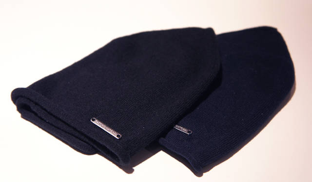 <strong>特集｜OPENERSエディターズの個人的ウィッシュリスト</strong>　List 01：ラグジュアリーファッション<br /><br /><strong>昔からの憧れブランド</strong><br />今年9月、アート、デザイン、建築などさまざまな要素が混ざり合うカルチャースペース「CoSTUME NATIONAL Aoyama Complex（通称＝CNAC）」をオープンし話題となった、コスチューム・ナショナル。「made in Italy」の伝統的なテーラード技術を彷彿させる、オーセンティックでハイクオリティな服をつくりつづけるこのブランドは、昔からの憧れ。このカシミヤ100%のニット帽もさりげなくシルバーのプレートが付けられており、コスチューム・ナショナルらしいシンプルさが魅力のアイテムです。　（杉浦 周）<br /><br /><strong>CoSTUME NATIONAL｜コスチューム・ナショナル</strong>　ニット帽　各2万5200円（コスチューム・ナショナル／CN Japan　Tel. 03-4335-7772）