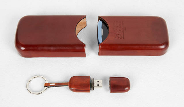 <strong>特集｜OPENERSエディターズの個人的ウィッシュリスト</strong>　List 01：ラグジュアリーファッション<br /><br /><strong>操作性が低そうなところがツボ</strong><br />キース・リチャーズとミック・ジャガーは、電車のおなじ車輌にたまたま乗っていて、おなじマディ・ウォーターズのLPをたまたまもっていたのがきっかけで出会ったといいます。たいていのひとがポータブルプレイヤーを持ち歩いているいま、こんな貴重な出会いはまず考えられないはず。だからこそ、音楽を聴く場所、時間はできるだけ選びたいものです。でもこのケースにi Podが入っていれば、たまには外で聴くのもいいかなと思ってしまいます。アルバムを曲順を変えずにフルで聴き倒したい僕にとっては、操作性が低そうなところも逆に魅力。　（大隅祐輔）<br /><br /><strong>MAISON MARTIN MARGIELA｜メゾン マルタン マルジェラ</strong>　i Pod レザーケース　4万8300円（メゾンマルタン マルジェラ、トウキョウ Tel.03-5725-2414）