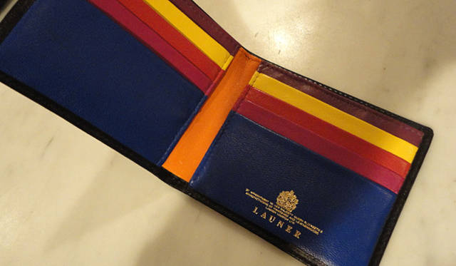 <strong>特集｜OPENERSエディターズの個人的ウィッシュリスト</strong>　List 02：カジュアルファッション<br /><br /><strong>つい支払いたくなる財布</strong><br />あえて説明するのも野暮な感があるが、中身が派手なのよ。以上。というわけにもいかないので一応書くと（←態度悪！）、ロウナーは1941年創業のレザーグッズ専門メーカー。バーミンガム近郊のウォルサルにある工場にて、ハンドメイドで丹念につくられている。ちなみにエリザベス女王からのロイヤルワラント（王室御用達）を賜っており、そのクオリティは折り紙つき。外見はシンプルな黒レザーなのに、開くとカラフル──「え～カワイイ～」って声を期待しちゃうじゃありませんか。見せたいがための支払過ぎにご注意を？　 （加瀬友重）<br /><br /><strong>LAUNER｜ロウナー</strong>　マルチカラー ウォレット　1万8900円（ロウナー／エディフィス 渋谷 Tel.03-3400-2932）