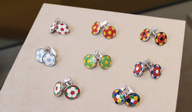 <strong>特集｜OPENERSエディターズの個人的ウィッシュリスト</strong>　List 02：カジュアルファッション<br /><br /><strong>サポーターは、つねにおしゃれであれ</strong><br />『ビームスF』2階で見つけたのが、カフリンクスで有名なジュエリーブランド「TATEOSSIAN（タテオシアン）」のセカンドライン「RT by TATEOSSIAN」のサッカーボールモチーフのカフリンクス。ロバート・タテオシアン氏がデザインするアクセサリーは世界35ヵ国で販売されているそうで、これはまさにカフリンクスのワールドカップ！　というのも昨年の南ア大会のときにデザインされたもので、サッカー好きなら「これはあの国」とすぐわかるカラーリングも◎。ジュビロ磐田サポーターの私には、迷わず白×スカイブルーをプレゼントしてください。　（梶井 誠） 写真＝八月朔日仁美 (fixakey)<br /><br /><strong>RT by TATEOSSIAN ｜RT by タテオシアン</strong>　カフリンクス　各1万6800円（RT by タテオシアン／ビームスF Tel. 03-3470-3946）