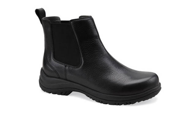 <strong>特集｜OPENERSエディターズの個人的ウィッシュリスト</strong>　List 02：カジュアルファッション<br /><br /><strong>タフ、シンプル、疲れない</strong><br />タンブルドレザーとオイルドヌバックを使った防水サイドゴアブーツ。「デンマークの靴」を意味する「ダンスコ」はデンマークのシンプルではき心地のいいグロッグスをモデルに研究を重ねて、1990年、アメリカ ペンシルバニア州立ち上がったブランド。レストランや医療業界など、立ち仕事の現場で愛されるこのブランドの生み出す靴は、タフで、デザインもシンプル。どこにでもはいていけるし、いつまでも歩き続けたくなるほどに歩きやすい。　（鈴木文彦）<br /><br /><strong>Dansko｜ダンスコ</strong>　シューズ「WADE」　2万4990円（ダンスコ／dansko en...　Tel. 03-3486-7337）