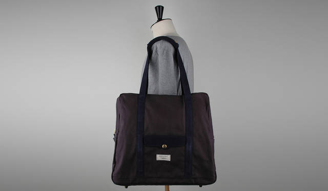 <strong>特集｜OPENERSエディターズの個人的ウィッシュリスト</strong>　List 02：カジュアルファッション<br /><br /><strong>フレンチカジュアルの新定番</strong><br />メゾンキツネのトートバッグ。2001年にパリでスタートしたこのブランドは、ファッションブランドというより、音楽レーベルをもち、アートの活動などもおこなうカルチャー集団だ。デザイナーは、日本人であるマサヤ氏。12歳からフランスで生活をしており、フレンチカルチャーの影響がそのデザインには色濃く反映されている。近年のメンズアイテムでは、アメトラの要素を匂わせつつも、フランスならではのかわいらしさ、上品な素材感が漂う。このトートバッグにも、そんな魅力溢れる逸品だ。サイズは40(横）x 37(縦）x18（幅）センチ。レコードも入るサイズ。　（杉浦 周）<br /><br /><strong>MAISON KITSUNÉ｜メゾンキツネ　トートバッグ</strong>　5万400円（メゾンキツネ／Pred PR　Tel.03-5428-6484）