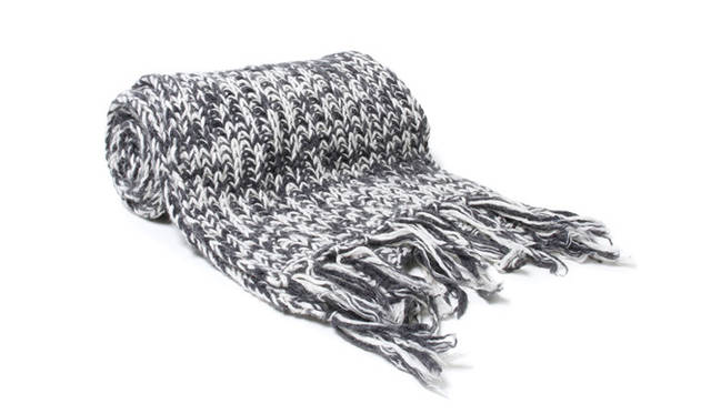 <strong>特集｜OPENERSエディターズの個人的ウィッシュリスト</strong>　List 02：カジュアルファッション<br /><br /><strong>“WANDERING MAN”に憧れて</strong><br />“WANDERING MAN”というテーマで展開していた2009年のS/Sシーズンいらい、そのテーマだけでグッときてしまい、よくチェックするようになったnonnative。正直言って全アイテム揃えたいくらいなのですが、一応プレゼントというわけで、定番っぽいマフラーを選びました。カシミア混なので、肌触りにも期待できます。でも、ネルシャツでもバッグでも、頂けるのならよろこんで使います（笑）。そのくらいnonnativeの独特なゆるい世界観が好きなのです。　（大隅祐輔）<br /><br /><strong>Nonnative｜ノンネイティブ</strong>　マフラー　2万790円（ノンネイティブ／vendor Tel.03-6452-3072）