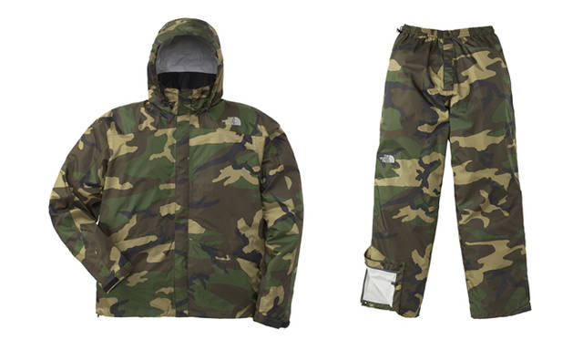 <strong>特集｜OPENERSエディターズの個人的ウィッシュリスト</strong>　List 03：プロダクツ<br /><br /><strong>意外に希少なカモフラ柄</strong><br />10年以上使っているザ・ノース・フェイスの雨具がそろそろ限界。キノコ採りで股が裂けたり、焚き火で穴が開いたりするたびに、リペアシートを貼って何とかごまかしてきたけども……。あたらしく買うならやっぱりノース！　ということで、コイツに目が行きました。いわゆるアウターシェルで見ると、アウトドアブランドはおしなべて迷彩柄をラインナップしているが、レインウェアで探すと意外に……てかほとんどナイのよ。ゴアテックスではなく「ハイベント」というシェル素材のおかげで、お値段もかなり抑えめ。　（加瀬友重）<br /><br /><strong>THE NORTH FACE｜ザ・ノース・フェイス</strong>　ハイベント レインテックス　1万6800円（ザ・ノース・フェイス／ザ・ノース・フェイス スタンダード Tel.03-5464-2831）