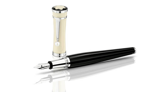 <strong>特集｜OPENERSエディターズの個人的ウィッシュリスト</strong>　List 03：プロダクツ<br /><br /><strong>グレタ・ガルボを彷彿とさせるグラマラスな万年筆</strong><br />ウェブメディアで働き、ITにどっぷり浸かっている毎日ですが、手紙を書くのが好きです。きれいな便箋に文章をしたためて、封をし、イニシャル入りのシーリングスタンプを捺すという儀式めいているあの一連の動作が、好きなのかも。そんな時の気分をより上げてくれそうなのが、モンブランの万年筆「グレタ ガルボ スペシャルエディション」。モンブランの筆記具のなかでも、とりわけグラマラスな曲線を描いているタイプで、シックなバイカラーというところもいい。何年も買おう買おうと思っていてチャンスを逸しているだけに、きっともらうとすごくうれしい（笑）。　（中村昭子）<br /><br /><strong>MONTBLANC｜モンブラン</strong>　万年筆「グレタ ガルボ スペシャルエディション」　10万500円（モンブラン／モンブラン GBU ジャパン　Tel. 03-5214-4810）