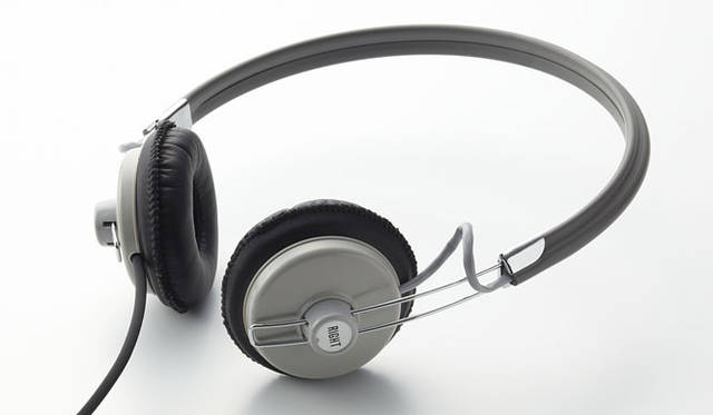 <strong>特集｜OPENERSエディターズの個人的ウィッシュリスト</strong>　List 03：プロダクツ<br /><br /><strong>ヘッドフォンマニアには見逃せない逸品</strong><br />iPhoneをほとんどiPod状態で使っている身としては、ヘッドホンはいつも気になるアイテム。いい音で聴きたいという欲求は高まるばかりだ。そんなときに出合ってしまったのが、ダイナミックステレオヘッドホン。約60年ものあいだ、ミュージシャンやエンジニアのために最高級ヘッドホンを手がけてきたという「アシダ音響」とイデアインターナショナルのコラボレーションにより実現したヘッドホンで、もともと、視聴覚室で使われていた本格ヘッドホンをパーソナルユーズにリデザイン。なんともレトロな外観だが、とてもよく“鳴る”ヘッドホンです。　（梶井 誠）<br /><br />ダイナミックステレオヘッドホン　1万5750円（イデアインターナショナルTel. 03-5446-9530）