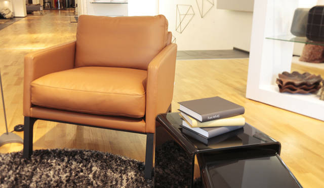 <strong>特集｜OPENERSエディターズの個人的ウィッシュリスト</strong>　List 03：プロダクツ<br /><br /><strong>ひとり占めできるアームチェアが欲しい！</strong><br />座面が広くて、どんな格好でも座れて、くつろぐのはもちろん、そのまま昼寝してもOKなアームチェア。自分の部屋のコーナーに置いて、ちょっと一息つきたいとき、ゆっくり本を読みたいとき、音楽を聴きたいときの指定席。そんな椅子が欲しい。このボーコンセプトの「Monte」チェアは、どんなポジションでも快適な座り心地で、幅広いファブリックやレザーを選べるのもうれしい。新作の腕時計や靴などを自分のご褒美にするのもいいけれど、インテリアショップを訪れるのも新鮮。これは実際に座ってみて、惚れました。　（梶井 誠） Photo by JAMANDFIX<br /><br /><strong>BoConcept｜ボーコンセプト</strong>　Monteチェア　12万3000円～（ボーコンセプト南青山店 Tel. 03-5770-6565） 