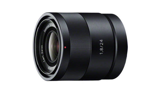<strong>特集｜OPENERSエディターズの個人的ウィッシュリスト</strong>　List 03：プロダクツ<br /><br /><strong>Eマウント待望のカールツァイスレンズ</strong><br />2010年6月の発売後、APS-Cという大型センサーをもつミラーレス一眼の代表格となったソニーのEマウントシリーズ。発売当初はレンズのラインナップが不足気味だったが、今年になってマクロレンズ、中望遠から望遠のレンズ、そしてカールツァイスの短焦点レンズ「E 24mm F1.8 ZA SEL24F18Z」が発売された。このカールツァイスレンズは、35mm判換算で36mmと広角ながら、F値が1.8と明るい。そのため、暗所での撮影に強く、背景を美しくぼかすことができる。Eマウントカメラ「NEX-5」を使いたおして1年。喉から手が出るほどこのレンズがほしいのです。　（杉浦 周）<br /><br />レンズ「E 24mm F1.8 ZA SEL24F18Z」　9万3555円（ソニー　0120-55-1174）