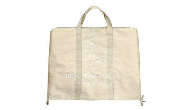 <strong>BEAUTY＆YOUTH UNITED ARROWS｜ビューティ＆ユース ユナイテッドアローズ</strong>　オリジナルのキャンバス地の特製ガーメントケースにセットされる
