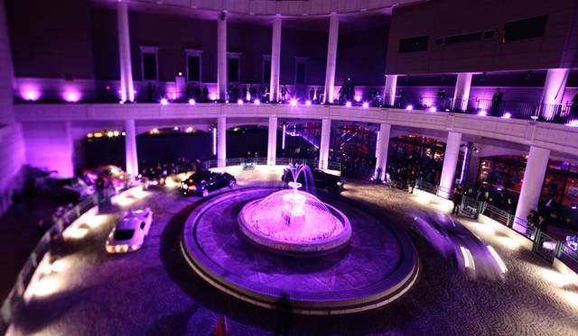 <strong>LEXUS GS｜レクサス GS</strong>　「レクサス スピンドル ナイト」会場より。日本を代表するトップレーシングドライバー 脇阪寿一氏らの同乗走行を体験できるという非日常的な機会も