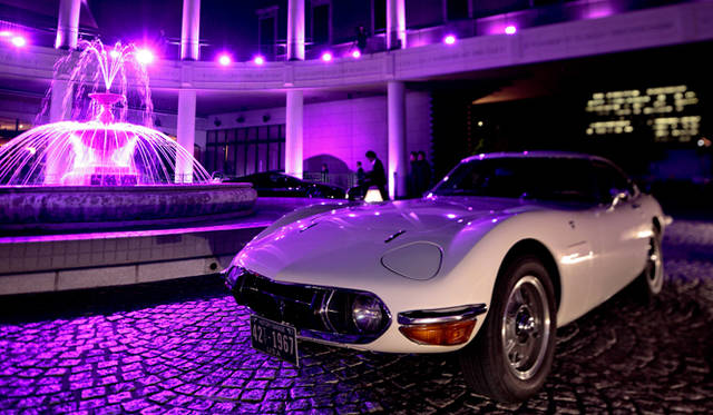 <strong>LEXUS GS｜レクサス GS</strong>　「レクサス スピンドル ナイト」会場より。歴史的名車 トヨタ2000GTに同乗できるという幸運なゲストも