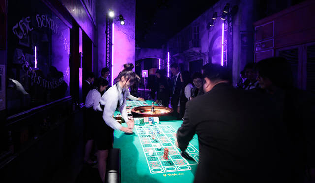 <strong>LEXUS GS｜レクサス GS</strong>　「レクサス スピンドル ナイト」会場より。模擬カジノを楽しむゲスト