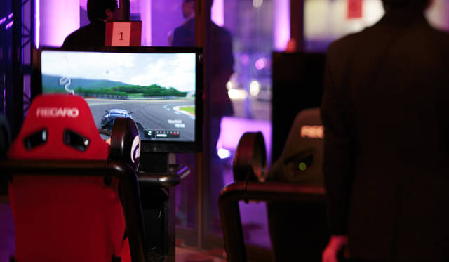 <strong>LEXUS GS｜レクサス GS</strong>　「レクサス スピンドル ナイト」会場より。PS3／グランツーリズモによるLFAのドライビングシミュレーション