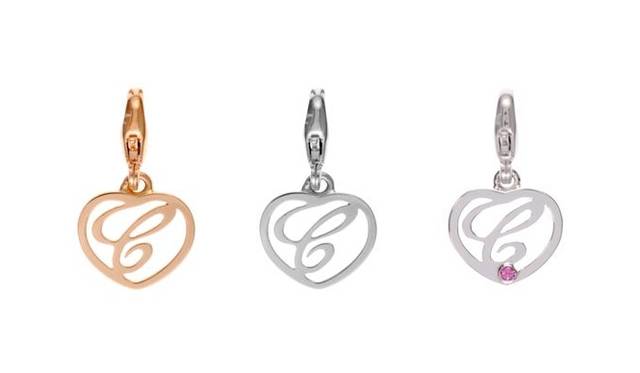 <strong>Chopard│ショパール</strong>　30万円以上購入した場合は、ショパールのロゴがあしらわれた「ショパール“C”チャーム」がもらえるという。ネックレスなどにとおすことができるチャームは全3種類のデザインで、K18ローズゴールド、K18ホワイトゴールド、またはK18ホワイトゴールド＆ピンクサファイヤ0.02ctから1点を選ぶことができる。
