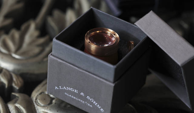 <strong>A.Lange ＆ Söhne｜A.ランゲ＆ゾーネ</strong>　A.ランゲ＆ゾーネのルーペ。