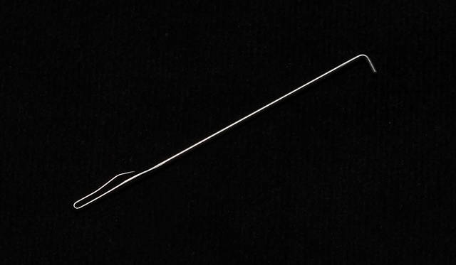 <strong>LOOPWHEELER｜ループウィラー</strong>　吊り編み機の針　「吊り編み機の針は釣り針のようなカタチで、糸を引っ掛けているだけなので、なにかの拍子に糸が抜けてしまうこともあります」