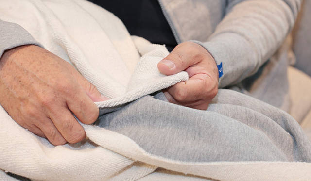 <strong>LOOPWHEELER｜ループウィラー</strong>　「糸本来のもつ綿のふわふわとした柔らかさをなるべくそのままに、自然の風合いや素材本来の潜在能力を残しながらいかに生地にするか、ということであれば吊り編み機でつくったものがいまのところ最高でしょう。現在のテクノロジーでは、この機械を上回る編機は存在しません」