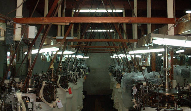 <strong>LOOPWHEELER｜ループウィラー</strong>　和歌山の工場のようす・カネキチ工業　「バブルがはじけてから1995年くらいにかけて、生産が加速度的にメイド・イン・チャイナにシフトしていきました。昔は僕の知る限り、吊り編み工場が和歌山に10軒ほどありました。それが倒産するところもあれば、廃業するところもあり、その結果90年代後半には2軒に。もう吊り編み工場は日本に、たった2軒になってしまいました……」