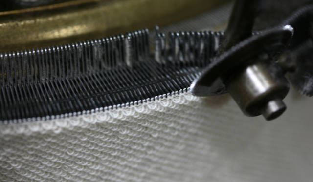 <strong>LOOPWHEELER｜ループウィラー</strong>　和歌山の工場のようす・カネキチ工業　「もともと綿の繊維は天然の中空（空洞）構造になっていて、空気を含むほどふんわり柔らかく、保温性も高まります。洗濯を繰り返せば繰り返すほど、高速機械で編まれた生地との差を感じてもらえると思います」