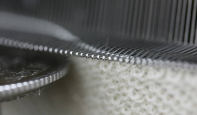 <strong>LOOPWHEELER｜ループウィラー</strong>　和歌山の工場のようす・カネキチ工業　「最初は吊り編み機で編まれた生地について説明することが仕事、という感じでした。ただ正直に本当のことだけを伝え、実感していただき、信頼してもらうこと。その積み重ねをいまも変わらずつづけています。とにかく着てみて、洗ってみて、時間を一緒に過ごしてもらうことで、わかってくださる方はもう一度ご来店してくださる」