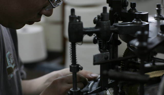 <strong>LOOPWHEELER｜ループウィラー</strong>　和歌山の工場のようす・カネキチ工業　「服に囲まれた仕事をしてきたので、あらゆるブランドの洋服を着ていました。でも結局、自分たちが作った吊り編み生地のパーカやスウェットを着ている日常が僕の“普通”。ああ、自分はこれが一番好きなんだ、これを着ている自分が一番しっくりくるんだ、とあらためて気づきました」