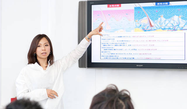 　「OPENERS×クラランス美容講習会」　女性の肌と男性の肌のちがいについて説明する西村さん