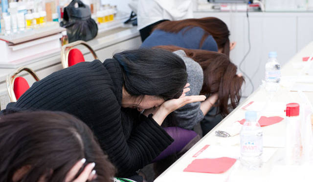 　「OPENERS×クラランス美容講習会」　座った姿勢で両ひじを両ひざにのせ、頭の重さを手のひらにあずける