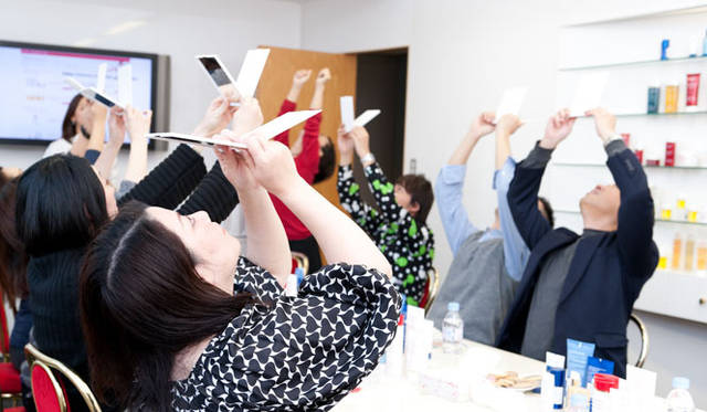 　「OPENERS×クラランス美容講習会」　上を向いたとき鏡に映った顔が、いまから“10年前の顔”、そして、下を向いたときが“10年後の顔”