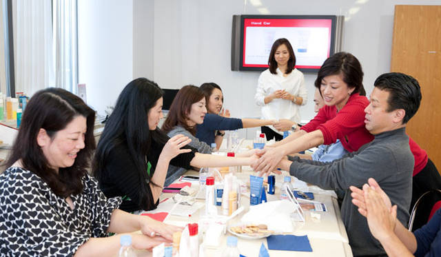 　「OPENERS×クラランス美容講習会」　最後のステップは、パートナーと一緒におこなうハンドケア