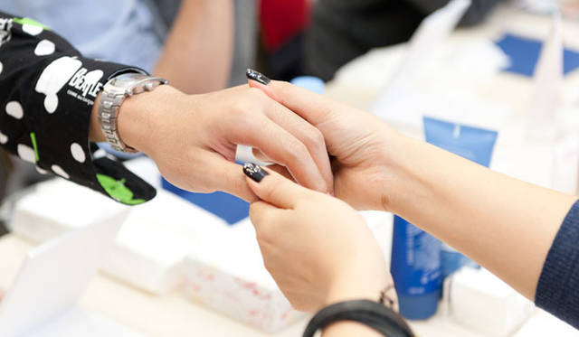 　「OPENERS×クラランス美容講習会」　マッサージはパートナーの手にゆだねる