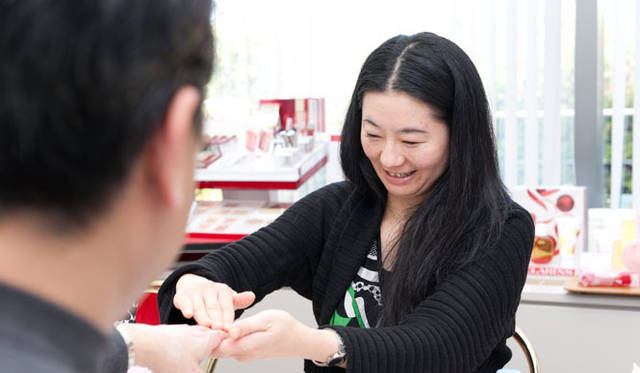 　「OPENERS×クラランス美容講習会」　自分が終わったら、今度は相手にマッサージをしてあげる番