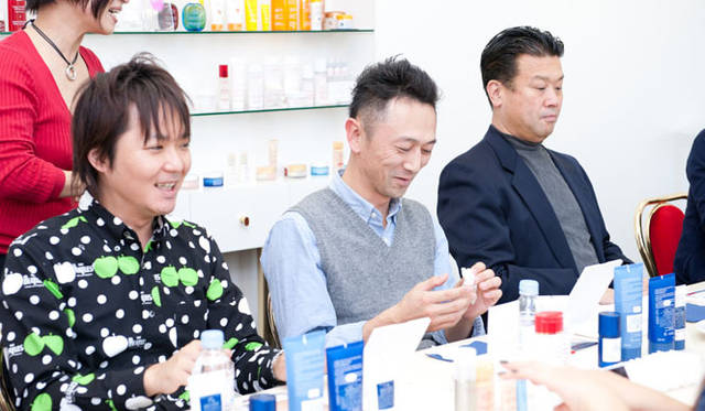 　「OPENERS×クラランス美容講習会」　最初は洗顔料の「アクティヴ フェイス スクラブ」を手で試してみる。