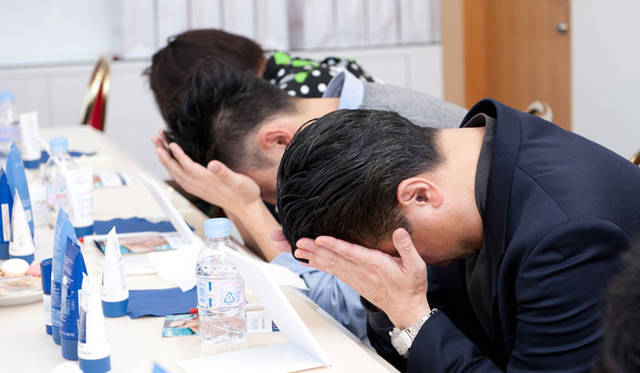 　「OPENERS×クラランス美容講習会」　クラランス独自のマッサージ方法「オート リフティング マニュアル®」を実践。