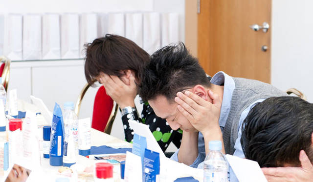 　「OPENERS×クラランス美容講習会」　たまった老廃物や水分を外に排出するステップ。