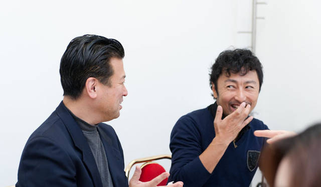 　「OPENERS×クラランス美容講習会」　肌の感触を確かめてみる。