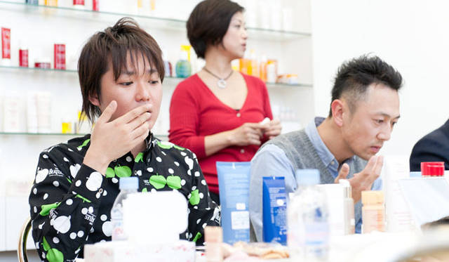 　「OPENERS×クラランス美容講習会」　リップ用ゴマージュ「マルチRリップ エクスフォリエーター」にトライ。