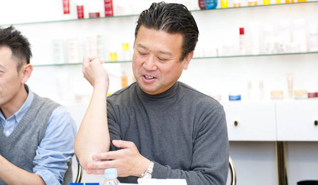 　「OPENERS×クラランス美容講習会」　ボディ用洗浄料「シャワー スクラブ」を片ひじにお試し中。