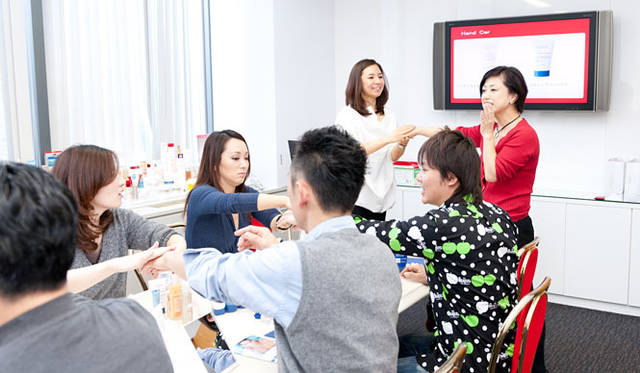 　「OPENERS×クラランス美容講習会」　ハンドクリーム「アクティヴ ハンド ケア」でお互いの肌の感触を。