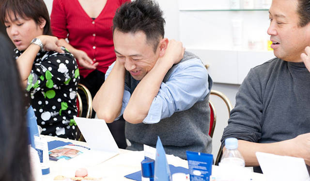 　「OPENERS×クラランス美容講習会」　ボディ用洗浄料「シャワー スクラブ」の効果ににっこり。