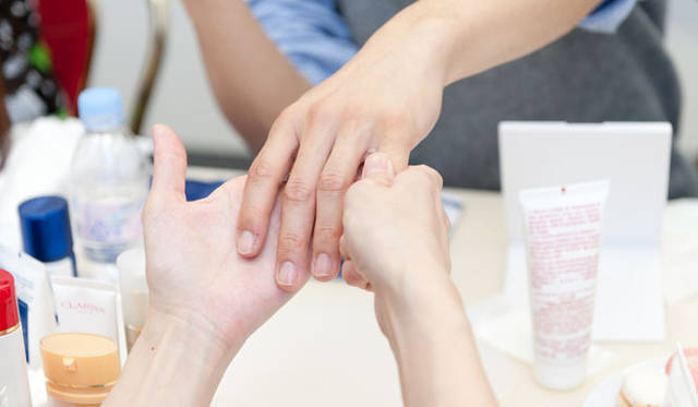 　「OPENERS×クラランス美容講習会」　奥さまがハンドクリームをしっかり塗っています。