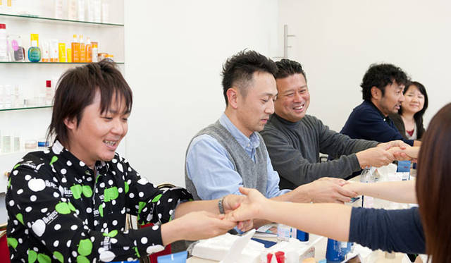 　「OPENERS×クラランス美容講習会」　触れあうことから、ケアの意識が高まることを期待。